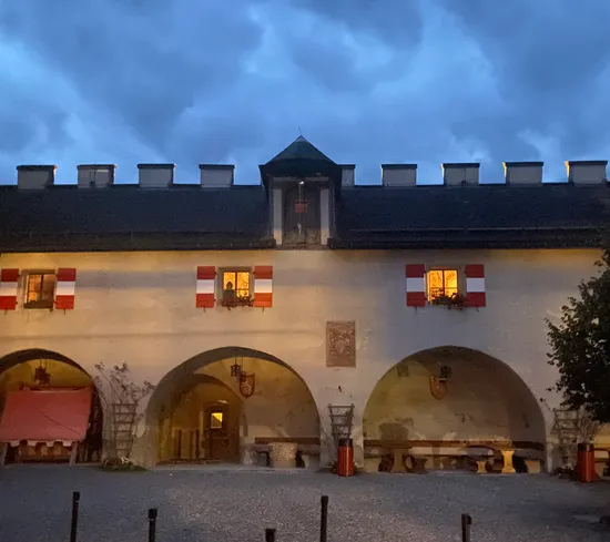 Burghof am Abend