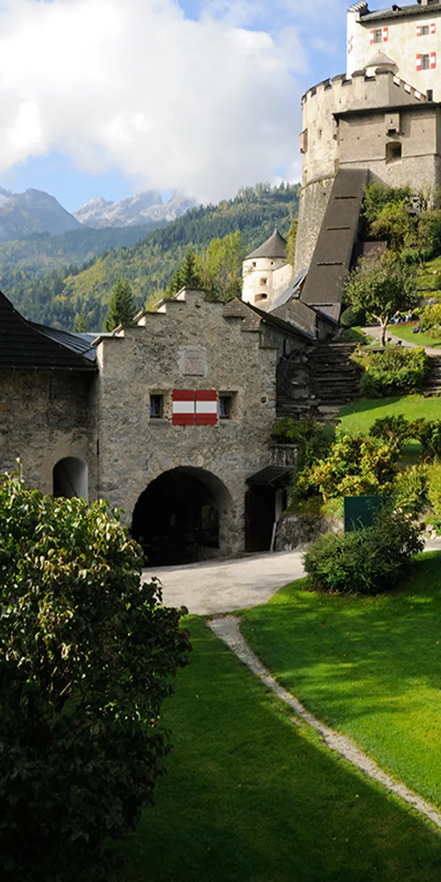 Castello di Hohenwerfen con giardini curati e sfondo montano in Austria