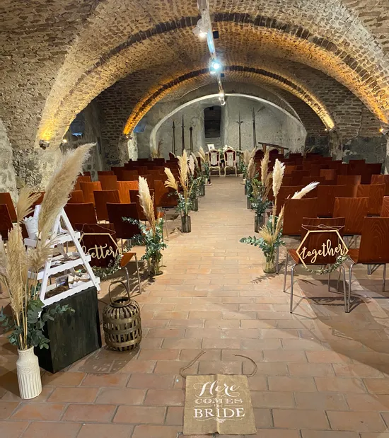 Rustikale Hochzeitszeremonie in Gewölbekeller mit Pampasgras-Dekoration