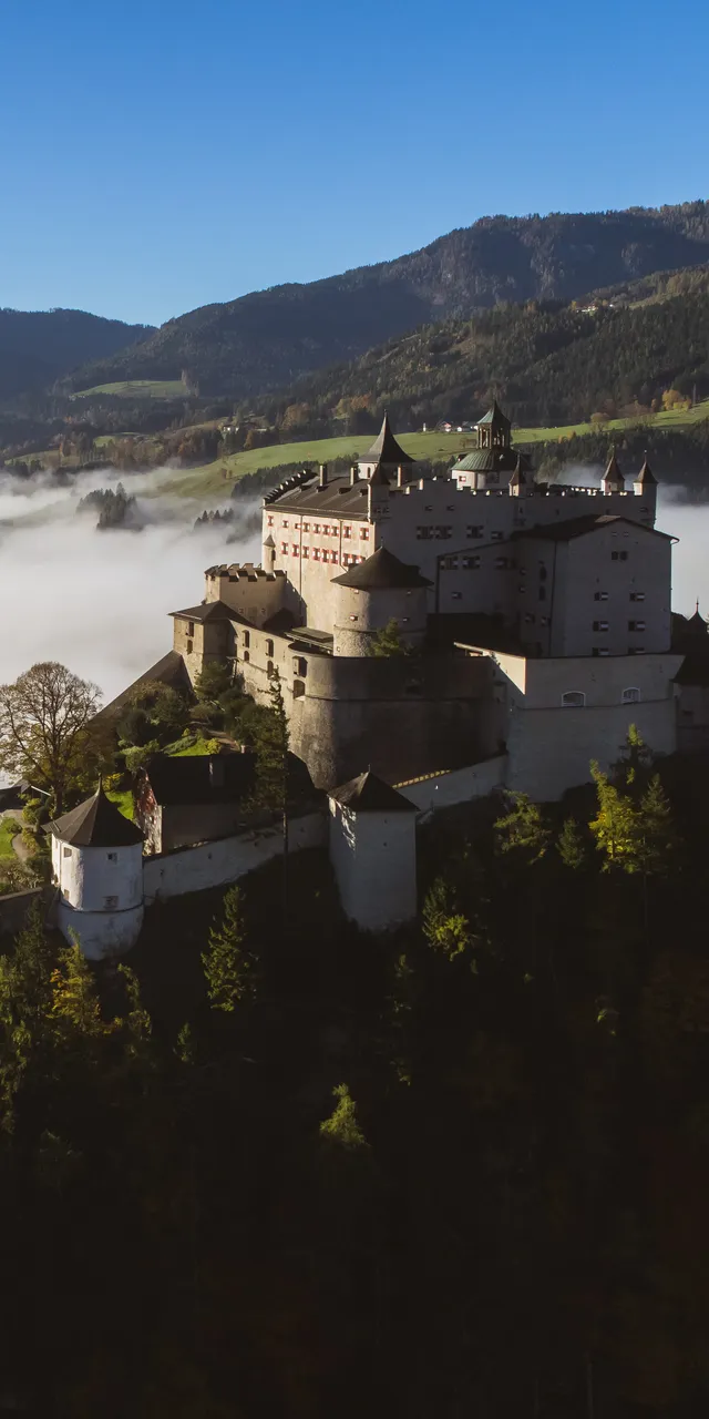 Burg Hohenwerfen von außen im Nebel