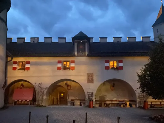 Burghof am Abend
