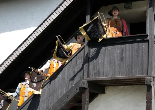 Falknerei Sonderveranstaltung Hof und Jagdmusik
