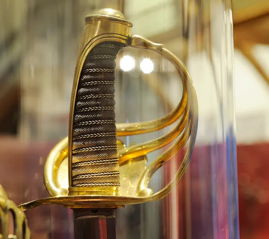Antiker vergoldeter Schwertgriff mit verziertem Griff im Museum ausgestellt