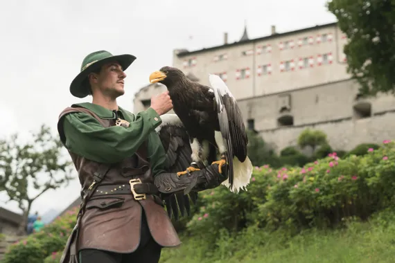 Burg Hohenwerfen Falkner mit Vogel