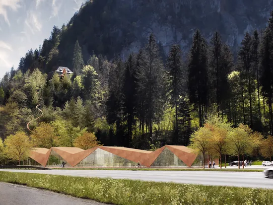 Centro visitatori moderno con tetto angolare in un paesaggio montano boscoso vicino a una strada tortuosa
