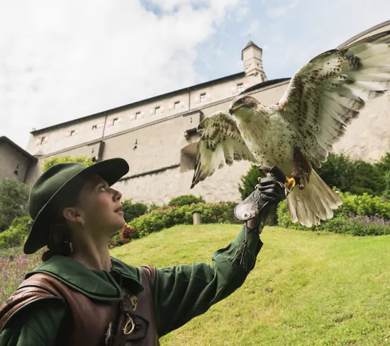 Falknerin mit Vogel Burg Hohenwerfen