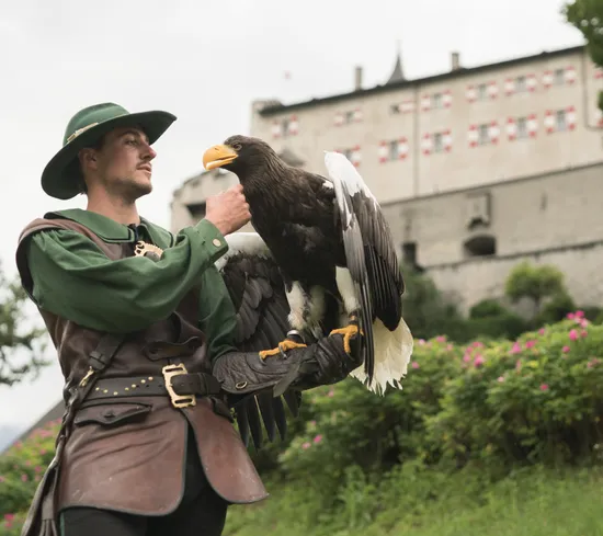 Burg Hohenwerfen Falkner mit Vogel