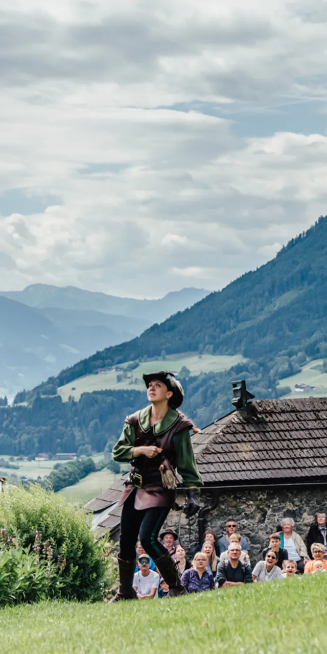 Burg Hohenwerfen Wiese Falknerei mit Falkner und Vogel