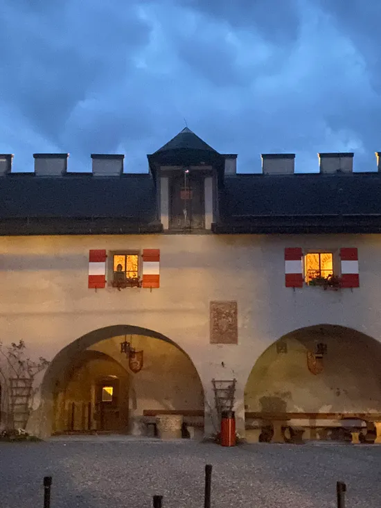 Burghof am Abend