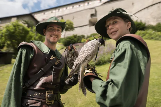 Die Falkner mit Vögel
