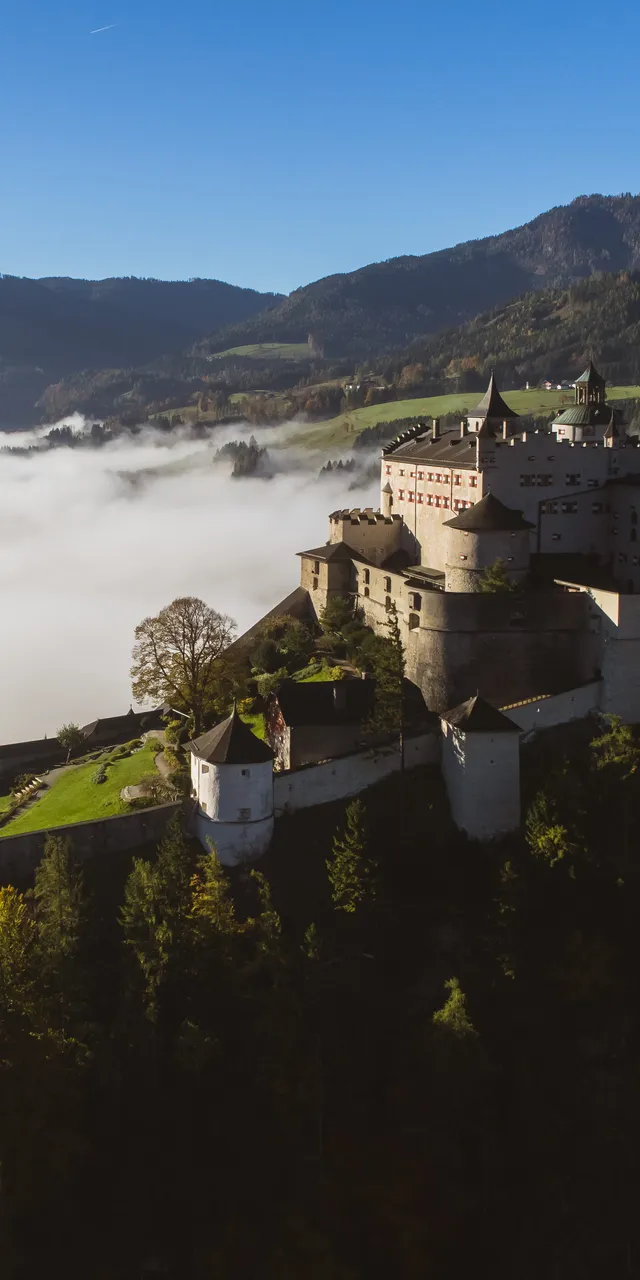 Burg Hohenwerfen von außen im Nebel