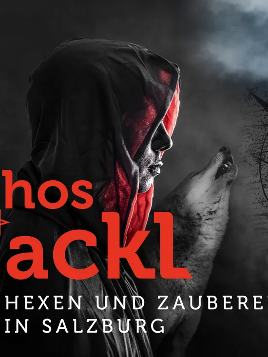 Vermummte Gestalt und heulender Wolf im Mondlicht mit okkulten Symbolen zur Jackl-Legende in Salzburg